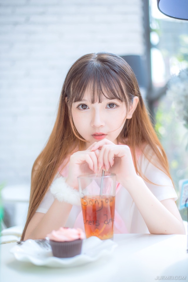 右手，不由得按在了腰间的剑柄之上，无论有什么样的理由，这样的话，他不该乱说。
